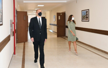 İlham Əliyev və Mehriban Əliyeva Bakıda yeni məktəbin açılışında - FOTO